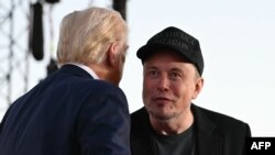 Генеральный директор Tesla Илон Маск (справа) и президент США Дональд Трамп.