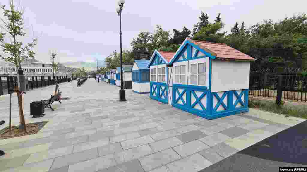 Длинный ряд торговых точек на набережной пустует в отсутствие арендаторов