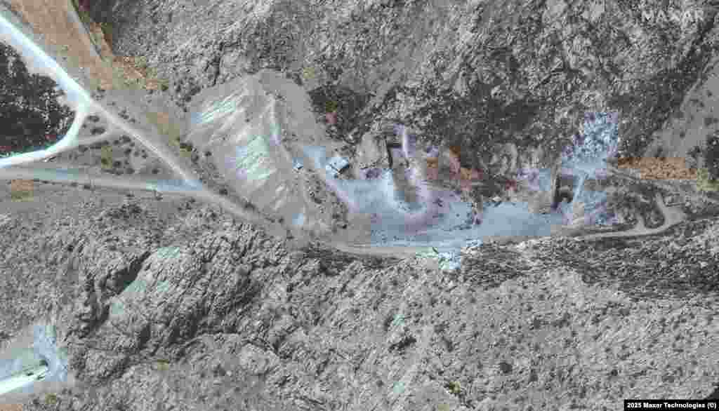 Повреждения у входов в туннели на объекте в Керманшахе, западный Иран. Предполагается, что на этом объекте находится иранская ракетная база.