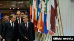 Президент Алмазбек Атамбаев и председатель Евросовета Дональд Туск. 27 марта, 2015 года. Брюссель. 