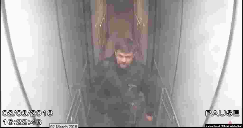 Человек, которого мы знаем под именем "Боширов", в лондонском аэропорту Гэтвик. Кадр с камеры слежения. Пятница, 2 марта, 16:22.&nbsp;