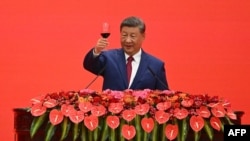 ჩინეთის პრეზიდენტი სი ძინპინი მეორე მსოფლიო ომის დასრულების მე-80 წლისთავისადმი მიძღვნილ ბანკეტზე სიტყვით გამოდის.