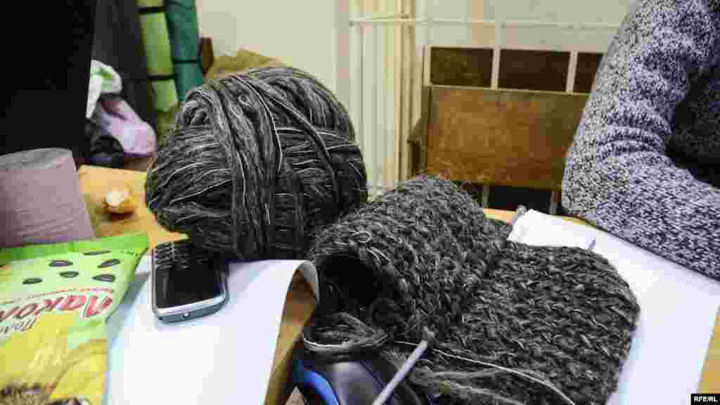 Дехто із активістів знайшов спосіб згаяти час за в'язанням