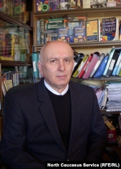 Георгий Анчабадзе - потомкок древнего абхазского аристократического рода Ачба, а его отец, Зураб Анчабадзе – один из основоположников абхазской исторической школы