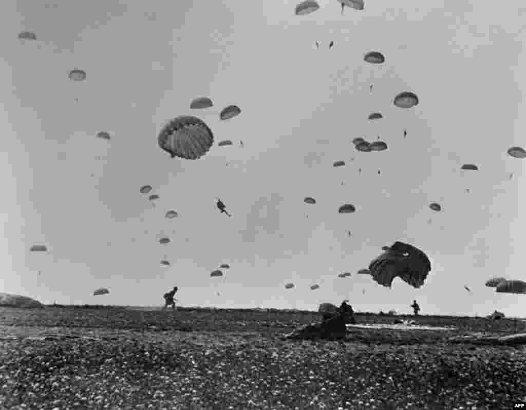 На цьому фото, зробленому 6 червня 1944 року, десантники союзних військ висадилися на узбережжі Ла-Манша після того, як союзні війська штурмували пляжі Нормандії під час Дня &laquo;Д&raquo; &nbsp;