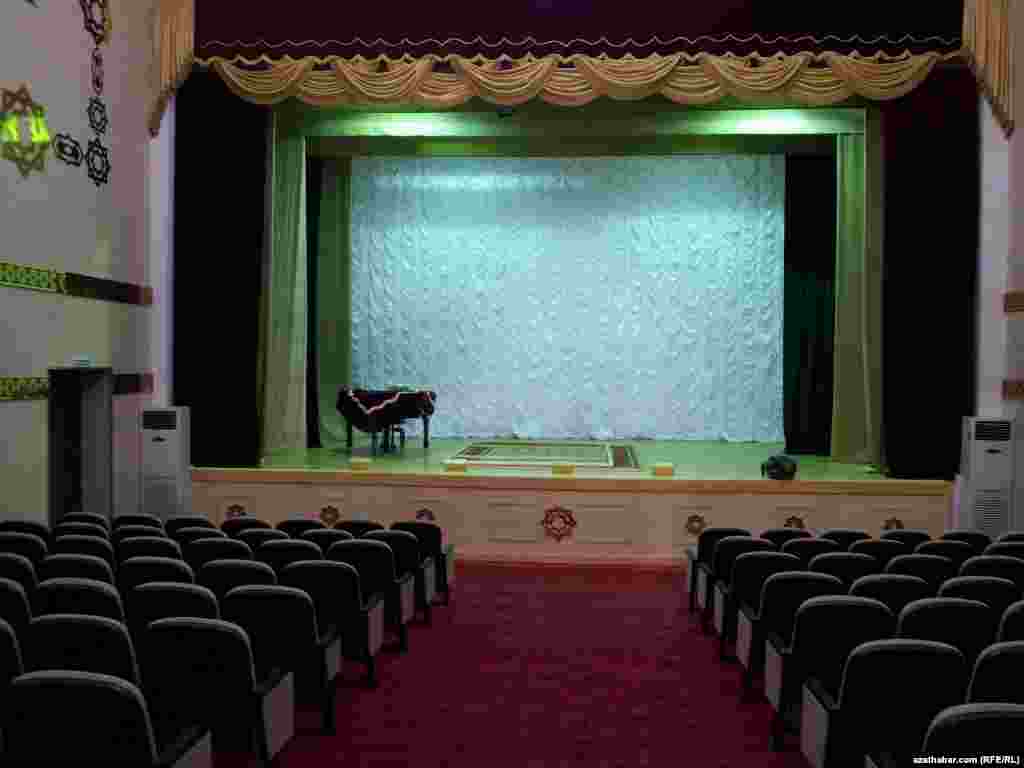 Lebap welaýatynyň Garaşsyzlyk etrabyndaky "Medeniýet öýüniň" konsert dabaralaryny, dürli oýunlary sahnalaşdyrmak üçin niýetlenilen zaly.