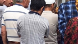 Aşgabadyň döwlet azyk dükanlarynda nobat döreýär, “Teke bazarda” ýeňillikli satylýan ösümlik ýagy derrew gutarýar