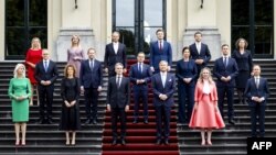 Regele Olandei Willem-Alexander (centru, dreapta) și premierul Dick Schoof (centru, stânga) pozează cu noii miniștri după ceremonia de depunere a jurământului. 2 iulie 2024. 