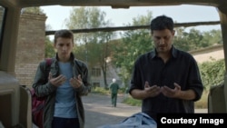 Rejissör Nariman Aliyevniñ «Evge» filminden bir levha. Oyuncı ve rejisör Ahtem Seitablayev (sağdan)