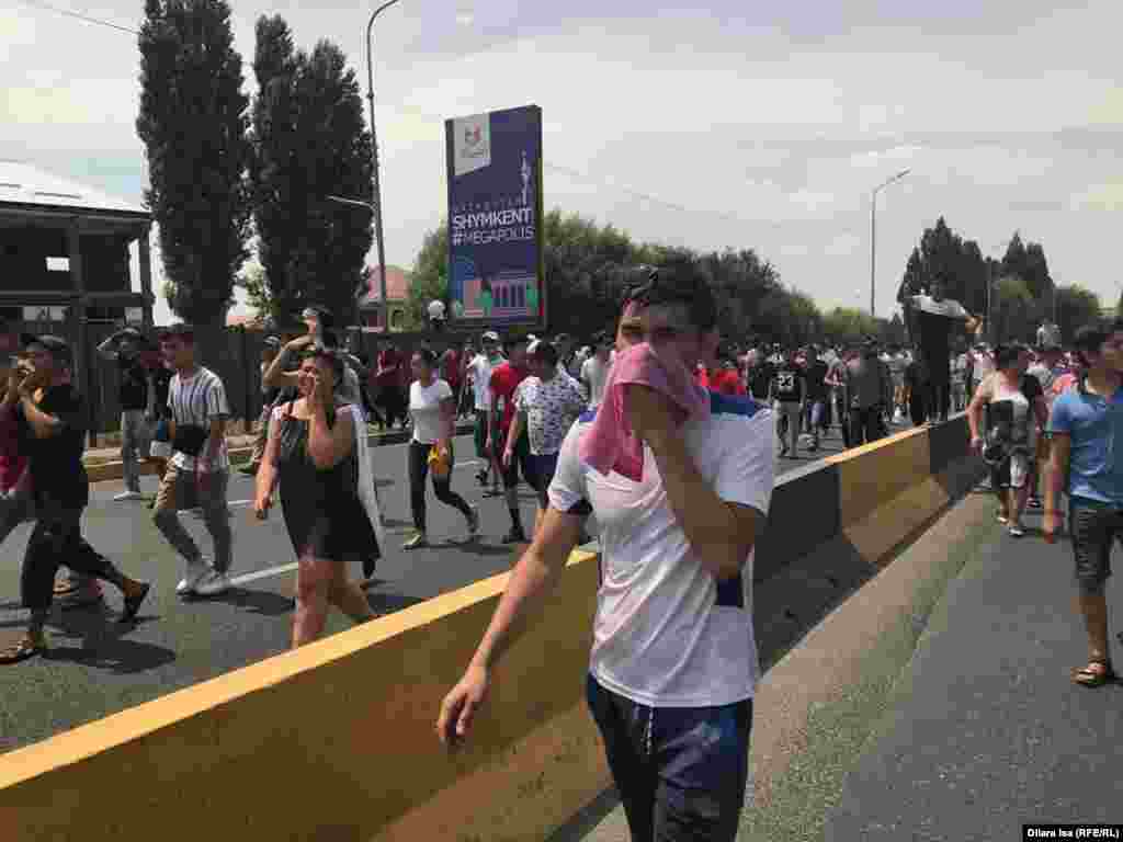 Шеруге шыққан наразылардың бірі "[әкімдер] халықты құран оқып басып тастап жатыр, талабымызды алаңда айтамыз" деді.