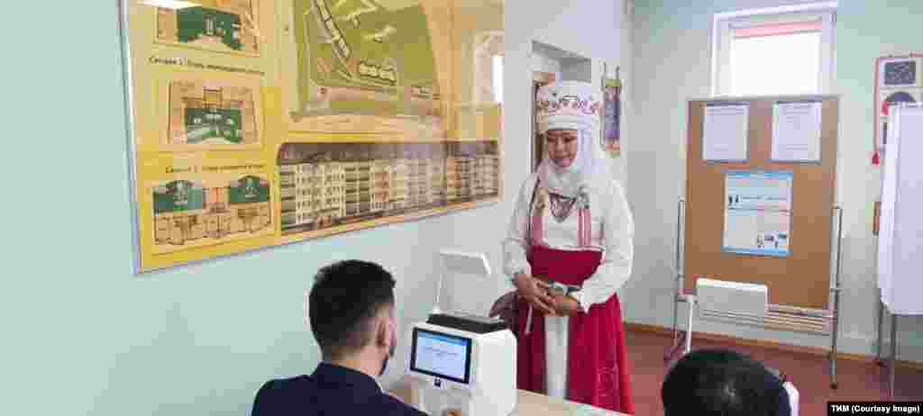 Бишкек убактысы боюнча саат 08:00гө карата Кыргыз Республикасынан аймагынан тышкары Орусия, Жапония, Түштүк Корея, Кытай, Малайзия жана Монголияда түзүлгөн 22 шайлоо участкасында добуш берүү жүрүүдө.