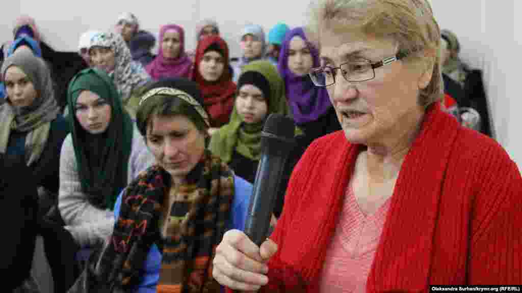 Qırımtatar faali Pakize Çauş,&nbsp;yaqında "Veciye Kaşka davası" boyunca keçken mahkeme oturışı aqqında aytıp berdi, anda Qırım Yuqarı mahkemesiniñ icracılarından birisi - Sergey Berezko, mahkeme binası yanına kelgen qırımtatarlar aqqında terroristler dep ayttı.