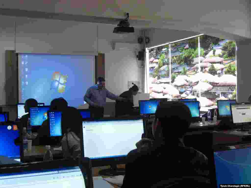 Ала-Тоодогу эстен кеткис Википедия жумалыгы (28.3.-03.4.2011.)  No 4. - Кыргыз техникалык университетинде кыргызча Википедияга арналган семинарга катышкан топтордун бири иштөөдө. Бишкек. 31.3.2011. 