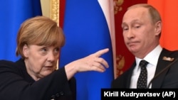 Канцлер Німеччини Анґела Меркель (ліворуч) та президент Росії Володимир Путін планують зустрітися 18 травня