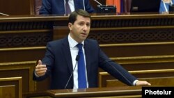 Омбудсмен Карен Андреасян представляет свой доклад парламенту, Ереван, 26 октября 2015 г.