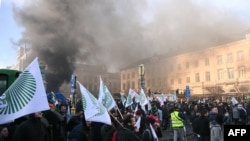 Protest violent al fermierilor europeni la Bruxelles, în timpul summitului Consiliului European