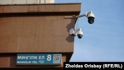 Një kamer e prodhimit kinez e vendosur në ndërtesën e një ministrie në Astana të Kazakinistanit.