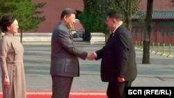 Председателят на БСП и вицепремиер Атанас Зафиров се ръкува с президента на Китай Си Дзинпин, Пекин, 3 септември 2025 г.