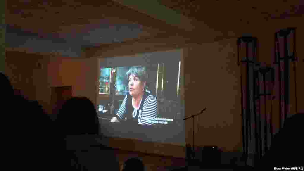 "Халық жауының" қызымен сұхбат - осы көрмеде сталиндік қуғын-сүргін жылдары туралы "жадыны өшіретін сұмдық конвейер" жайлы Алмагүл Меңлібаеваның бейнеинсталляция ретінде көрсетілген кадр.