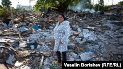 Стефка на мястото, където е била къщата ѝ