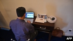 این عکس که در ۱۰ نومبر ۲۰۲۳ گرفته شده، یک خبرنگار افغان را نشان می‌دهد که پس از تسلط طالبان بر کابل به پاکستان فرار کرد. (عکس آرشیف) 