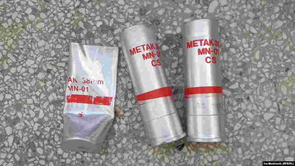 Premijerka Srbije Ana Brnabić izjavila da tokom protesta 8. jula "policija nije bacala suzavce" i da su "svi suzavci koji su bacani, bacani od strane demonstranata". Međutim, izjava direktora policije, te brojni snimci, među kojima i oni koje zabeležio RSE, pokazuju da je suzavac te večeri u više navrata ispaljivan i sa pozicija gde je stajala policija.