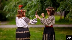 Un incident semnalat recent pe rețelele de socializare de comunitatea „La blouse roumaine” a stârnit sute de reacții din partea oamenilor, iar subiectul a fost preluat la nivel internațional. 