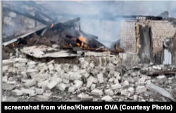 Наступствы расейскага авіяўдару па мосьце ў Херсоне. Жнівень 2025 году
