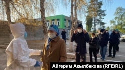 Кыргызстанда 4-октябрда парламенттин жетинчи чакырылышына депутаттарды шайлоо өттү. (Сүрөттө Талас шаарындагы добуш берүү участокторунун бири).