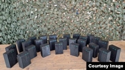 დიდი ბრიტანეთის ვეიპების ბატარეებით შექმნილი ენერგობლოკები. ფოტო გადაღებულია უკრაინაში.