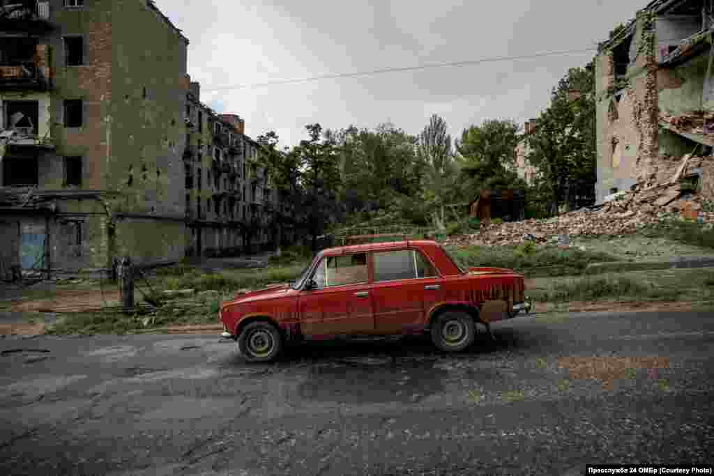 Benzinăriile încă funcționează în Kosteantînivka, dar una a fost avariată de un bombardament recent.