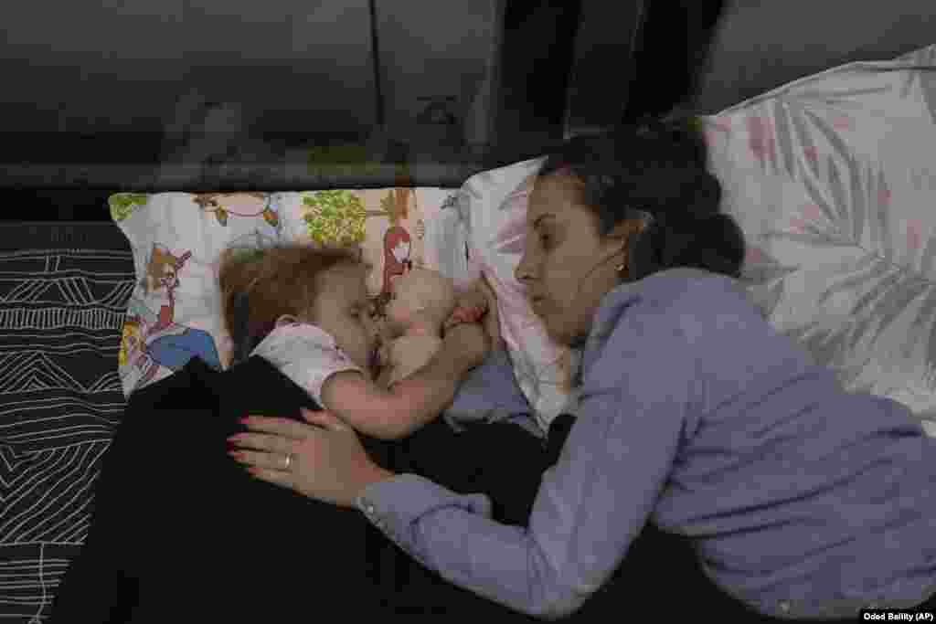 Një familje izraelite duke u fshehur nga raketat e mundshme iraniane në stacionin e metrosë, më 17 qershor.