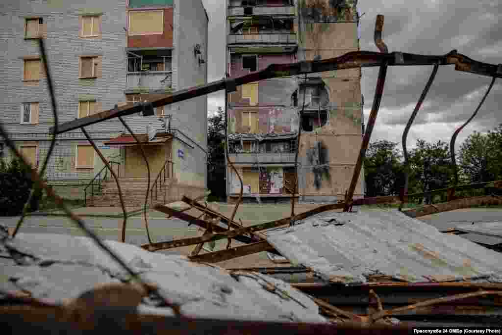 Unul dintre cartierele din Kosteantînivka, avariat în urma bombardamentelor.Pe arterele principale ale orașului nu sunt instalate plase de protecție împotriva dronelor. În același timp, pe rețelele sociale circulă numeroase imagini care arată cum ocupanții, în teritoriile controlate de lângă linia frontului, întind plase deasupra drumurilor pentru a le face mai sigure în cazul evacuărilor sau al transportului de tehnică militară.