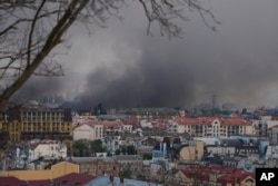 Дым покрывает небо над городом после массированной атаки ракет и беспилотников России. Киев, 10 июня 2025 года