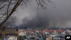 Fumul se ridică deasupra Kievului după un nou val de drone rusești, pe 10 iunie.