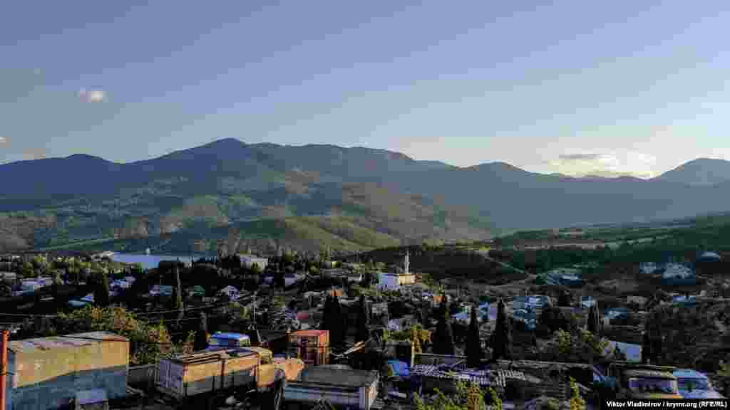 Köy, XV asırnıñ soñunda peyda oldı. 1945 senesine qadar onıñ adı Körbekül edi. Mında çoqusı qırımtatarlar yaşadı. 1944 yılı mayıs ayında Stalin buyruğınen eki biñge qadar adam mından sürgün etildi
