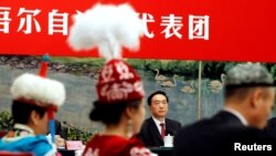 Шинжаң-уйгур автоном районунун партиялык  жетекчиси Чэнь Цюаньго (ортодо) Компартиянын курултайында. Бээжин, 19-октябрь, 2017-жыл. 