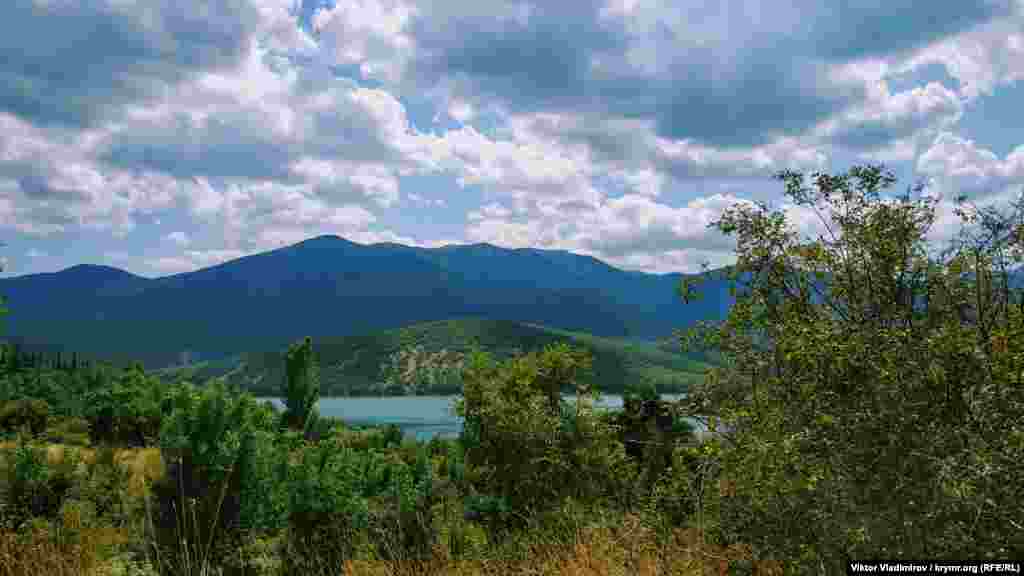 Körbekül suv anbarı. O, Qırımnıñ eñ teren suv anbarı sayıla. Maksimum terenligi - 70 metr, uzunlığı - 4 kilometr. Yalı kenarınıñ uzunlığı - 5,5 km