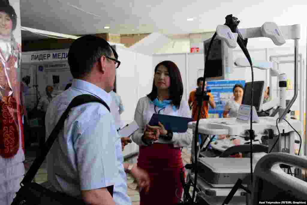 Көргөзмөгө дары-дармектен сырткары медициналык адабият да коюлат.