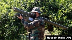 ლიბანის „ჰეზბოლას“ მებრძოლი ისრაელის საზღვარზე ირანული წარმოების საზენიტო რაკეტით.