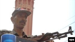 د یو جومات پر امنیت ساتنه مامور عسکر (پخوانی عکس)