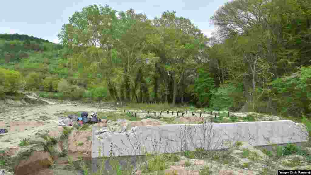 Дерев'яний зруб лазні на березі ставка підприємців змусили демонтувати, але бетонна стіна і металеві стійки залишилися