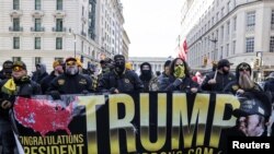 Membri ai organizației de supremație albă Proud Boys la Washington, felicitându-l pe Trump, la 20 ianuarie, la Washington.