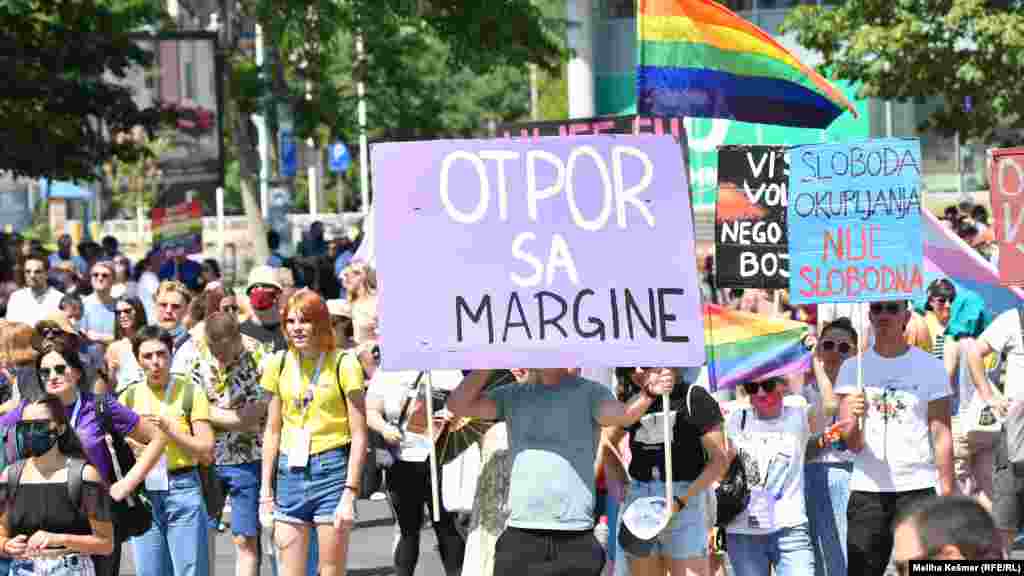 "U ovom društvu idemo u školu, radimo, gradimo naše porodice i smatramo da u svemu tome treba da postoji malo više empatije", dodala je Lejla Huremović.&nbsp;(na fotografiji: učesnici Povorke tokom držanje govora organizatora na Trgu BiH)