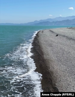 ბათუმის პლაჟის სტუმრები აპრილის მზით ტკბებიან