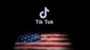 Илустрација на логото на ТикТок и американското знаме. 