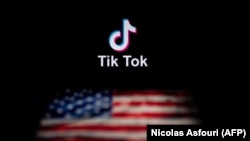 Илустрација на логото на ТикТок и американското знаме. 
