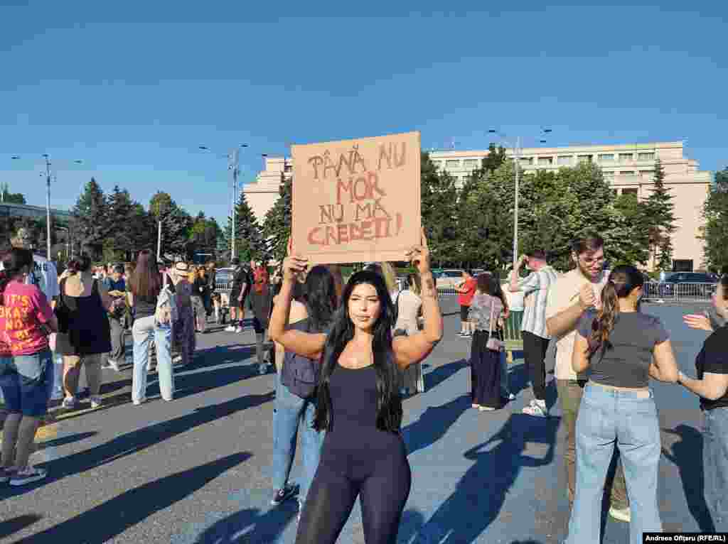 O femeie ține, în timpul protestului, o pancartă pe care scrie „Până nu mor, nu mă credeți!”.Protestatarii au cerut, inclusiv, măsuri de protecție pentru toate femeile și fetele, recunoașterea femicidului prin lege ca infracțiune distinctă și instruirea obligatorie a polițiștilor, judecătorilor și lucrătorilor medicali în domeniul violenței de gen.