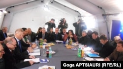 На сегодняшней встрече стало известно, что остается в силе договор о возобновлении трехстороннего механизма по поиску пропавших с участием Красного Креста