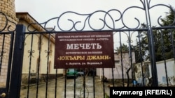 «Aluşta» din cemiyetine berilgen «Yuqarı Cami» eski camisiniñ kirişi